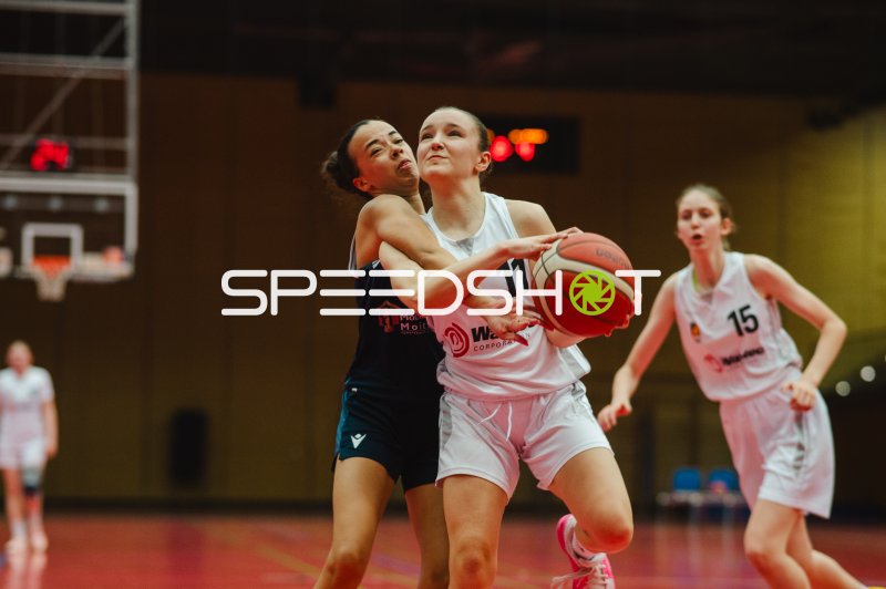 C Gaber (#11; Metropolitain Girls) im Zweikampf beim Korbanlauf