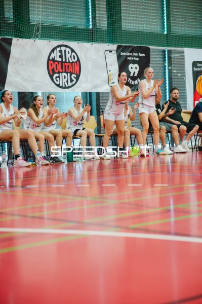 Metropolitain Girls Teambank feuert Mitspielerinnen an