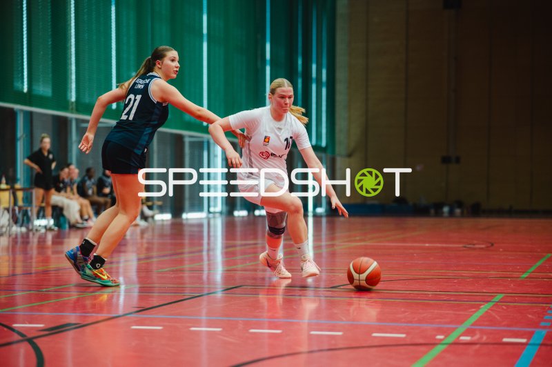 E Husfeldt (#21; SG Bergische Löwen) im Zweikampf gegen Metropolitain Girls