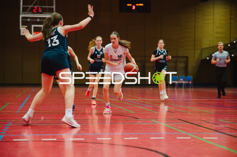 S. Covelli (#16; Metropolitain Girls) treibt den Ball voran