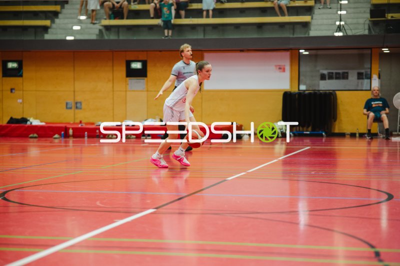 Spielerin der Metropolitain Girls beim Dribbling in der Vestischen Arena