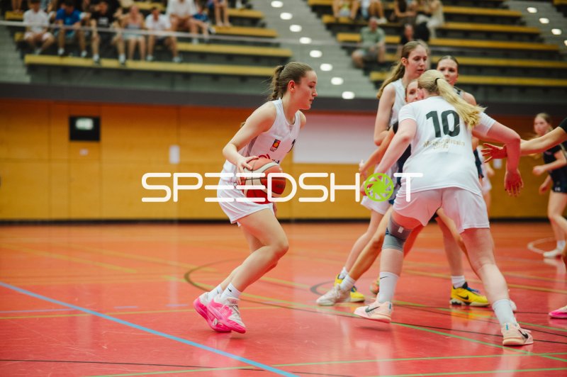 F Hülsmann (#10; Metropolitain Girls) im Dribbling gegen SG Bergische Löwen