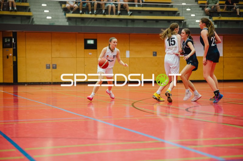 C Gaber (#11; Metropolitain Girls) dribbelt gegen SG Bergische Löwen