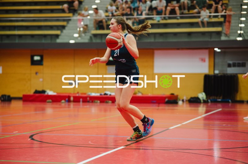 E Husfeldt (#21; SG Bergische Löwen) beim Passspiel