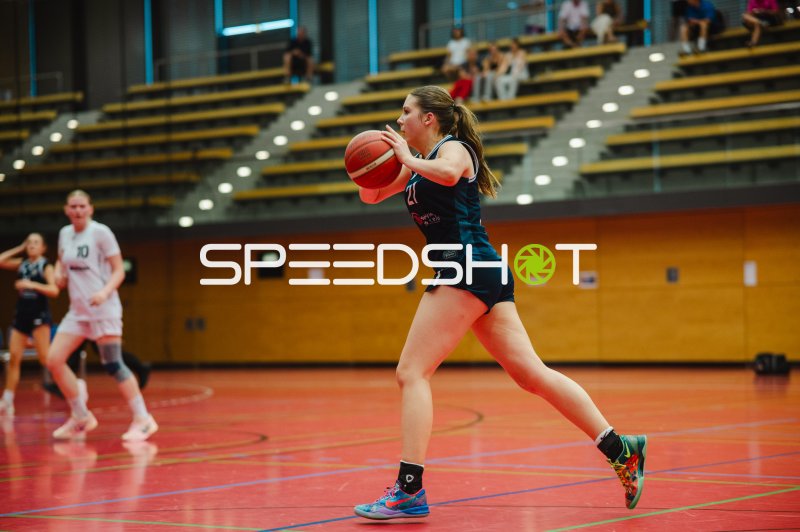 E Husfeldt (#21; SG Bergische Löwen) mit Ball im Angriff