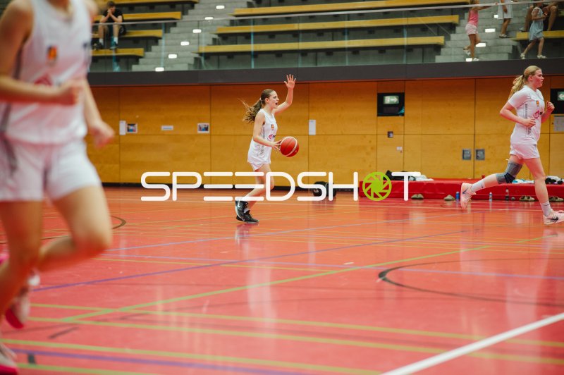 Metropolitain Girls Spielerin mit Ball beim Angriff in der Vestischen Arena