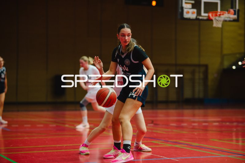 L Gärtner (#44; SG Bergische Löwen) im Zweikampf um den Ball
