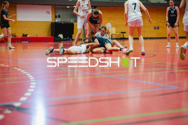 Kampf um den Ball zwischen Metropolitain Girls und SG Bergische Löwen