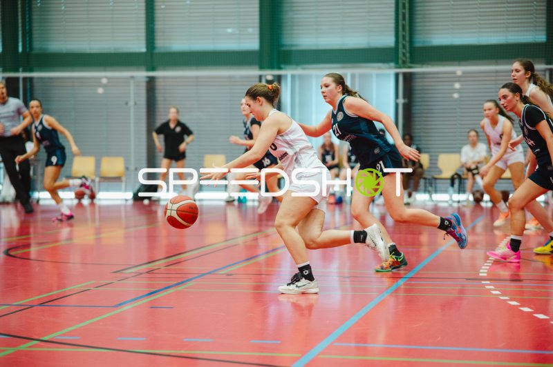 E. Husfeldt (#21; SG Bergische Löwen) im Zweikampf um den Ball
