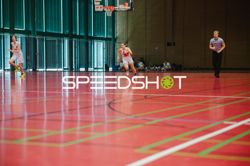 Basketballspielerin mit Ball im Fastbreak in der Vestischen Arena
