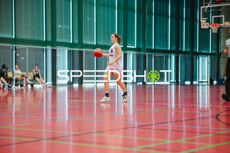 J Gils (#6; Metropolitain Girls) mit Ball in der Vestischen Arena