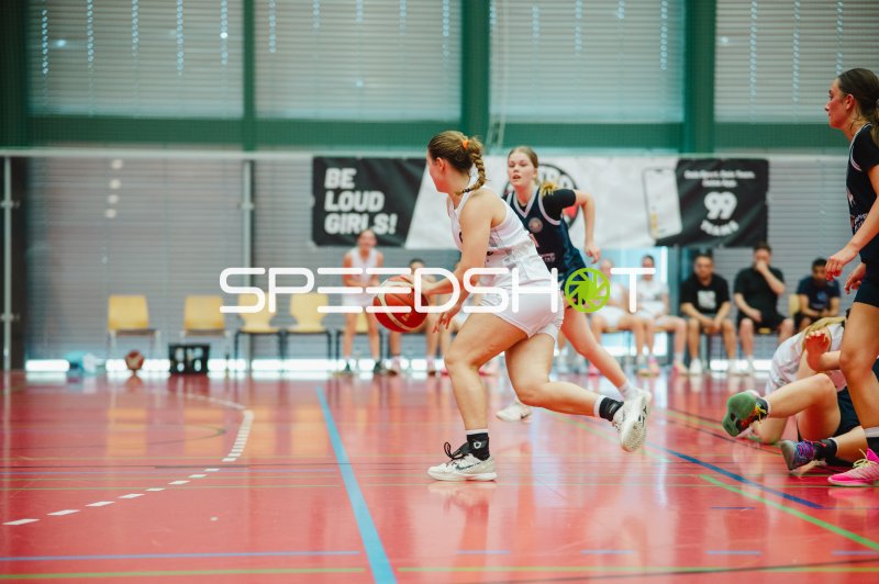 Metropolitain Girls Spielerin dribbelt gegen SG Bergische Löwen