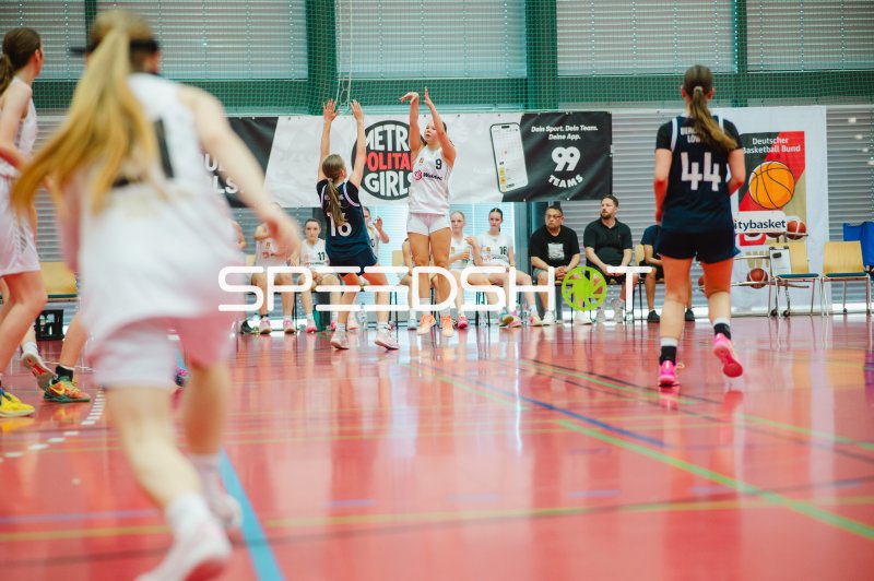 S Reinike (#9; Metropolitain Girls) beim Wurfversuch gegen SG Bergische Löwen