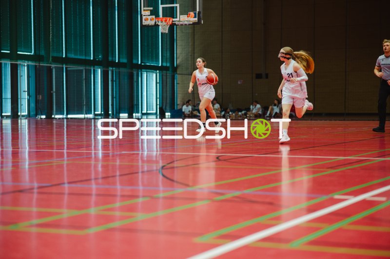 E Reinfeld (#21; Metropolitain Girls) mit Ball im Angriff