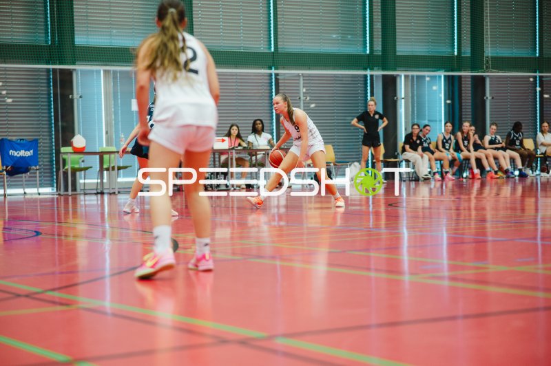 S Reinike (#9; Metropolitain Girls) mit Ball im Angriff