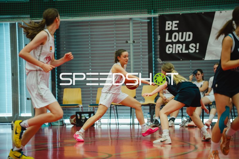 Spielerin der Metropolitain Girls im Zweikampf gegen SG Bergische Löwen
