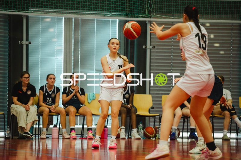 C Gaber (#11; Metropolitain Girls) passt zu Mitspielerin (#13)
