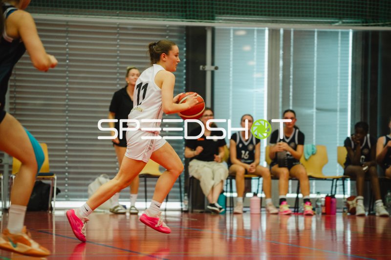 C Gaber (#11; Metropolitain Girls) mit Ball im Angriff
