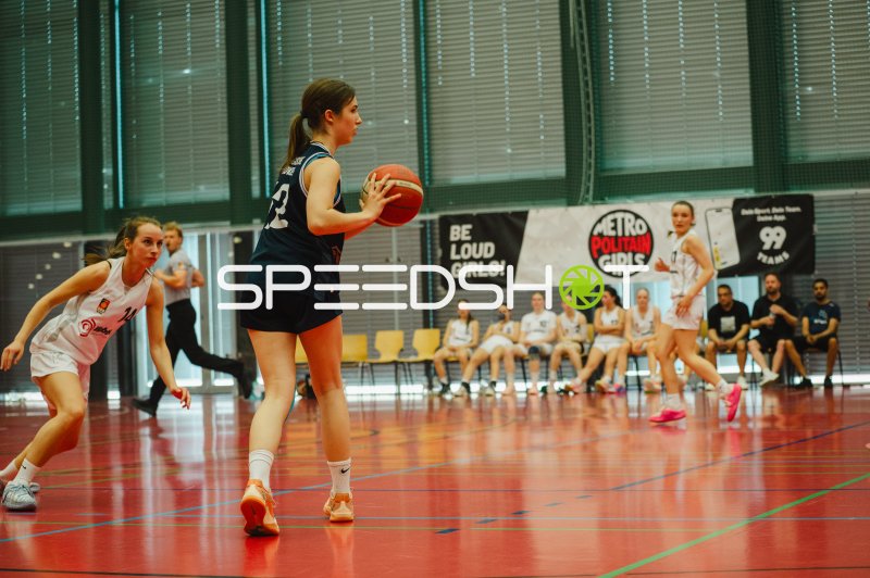 SG Bergische Löwen Spielerin mit Ball im Angriff gegen Metropolitain Girls