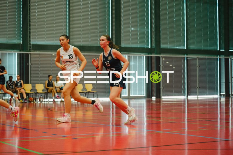 M Lifsica (#13; Metropolitain Girls) und L Cahn (#13; SG Bergische Löwen) im Laufduell