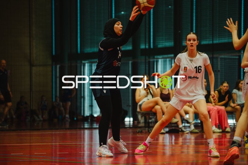 Spielerin (#14; SG Bergische Löwen) im Passspiel gegen S Covelli (#16; Metropolitain Girls)