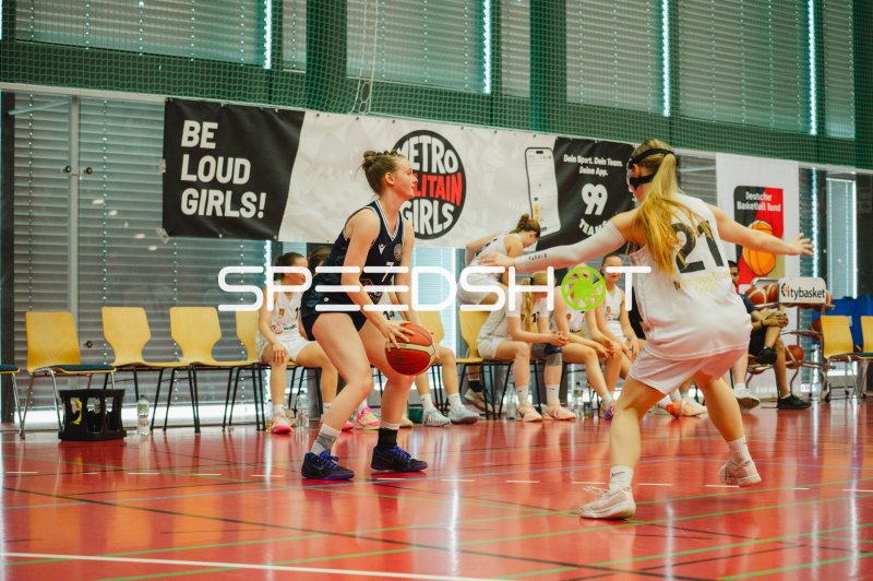 M Brüssel (#7; SG Bergische Löwen) im Zweikampf gegen Metropolitain Girls