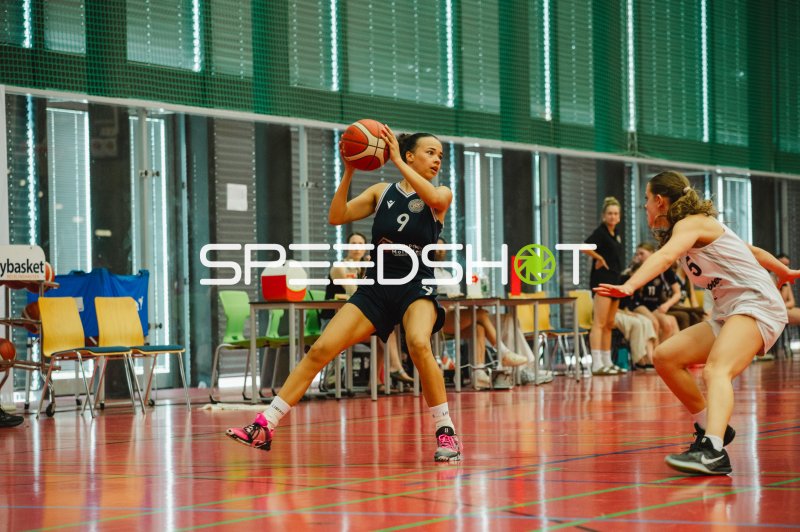 S Reinike (#9; SG Bergische Löwen) im Angriff gegen Metropolitain Girls