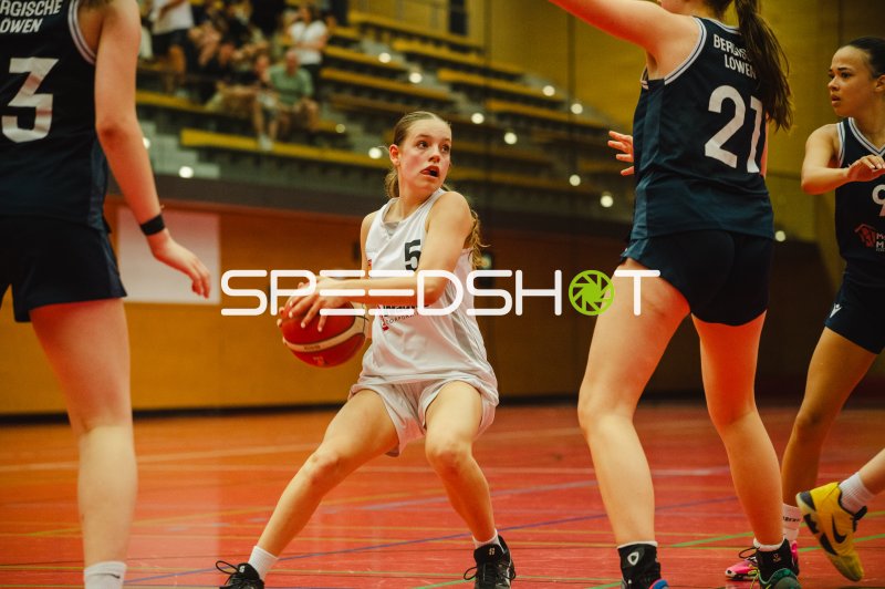 M Scheffler (#5; Metropolitain Girls) im Angriff gegen SG Bergische Löwen
