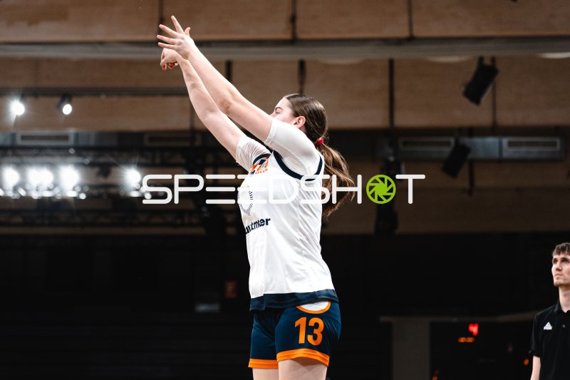 M. Lehmann (#13; SG Bernau-Berlin-Nord) beim Wurf in der Inselpark Arena