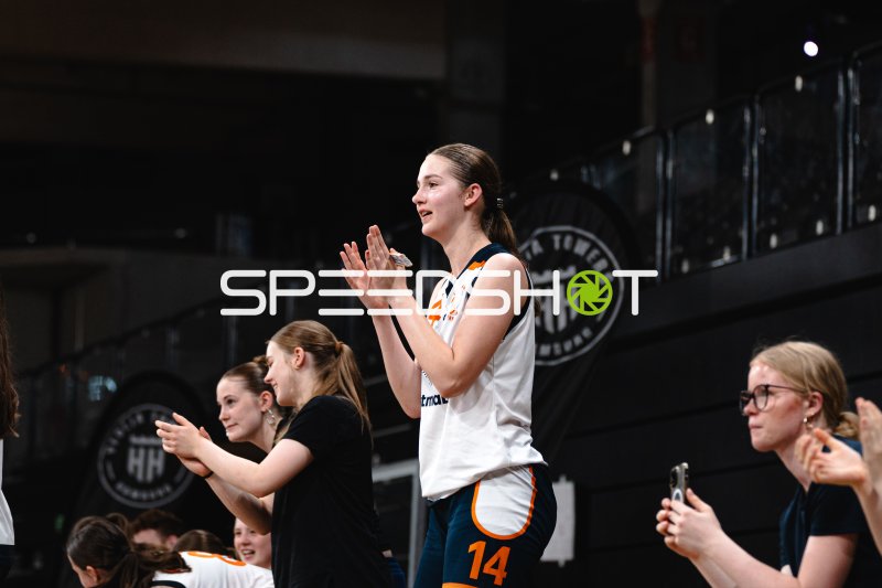 L. Dittmann (#14; SG Bernau-Berlin-Nord) applaudiert von der Seitenlinie
