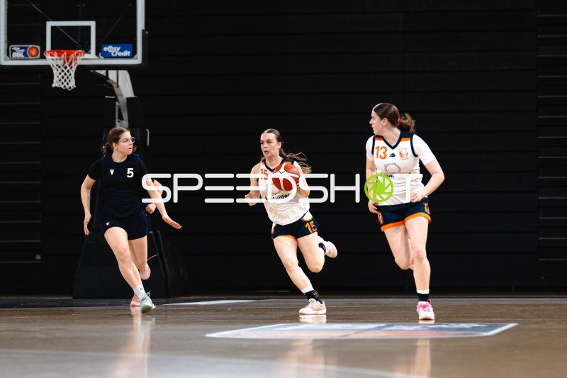 L. Schlizio (#15; SG Bernau-Berlin-Nord) im Fastbreak in der Inselpark Arena