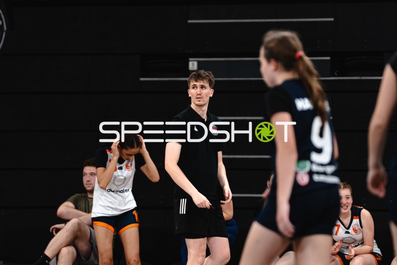 Trainer und Spielerinnen an der Seitenlinie in der Inselpark Arena