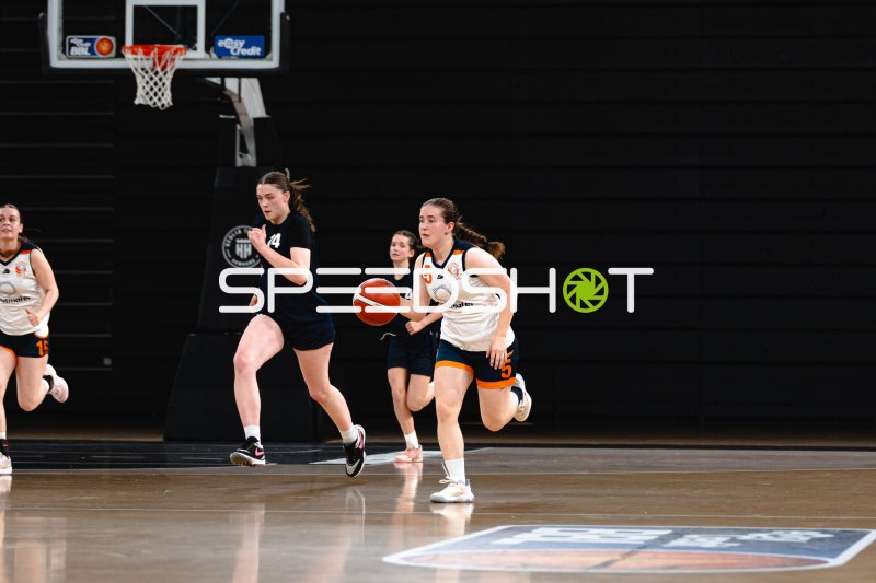 P. Weinhold (#5; SG Bernau-Berlin-Nord) im Fastbreak in der Inselpark Arena