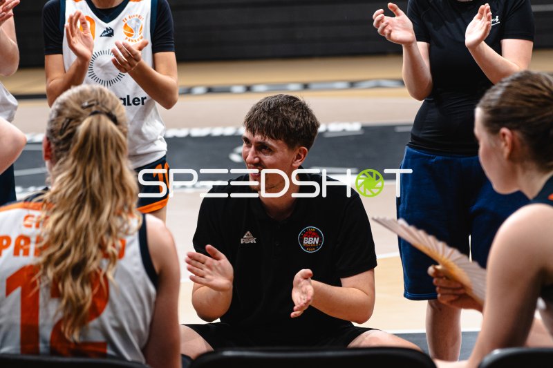 BBN-Trainer spricht zu Spielerinnen in der Inselpark Arena Hamburg