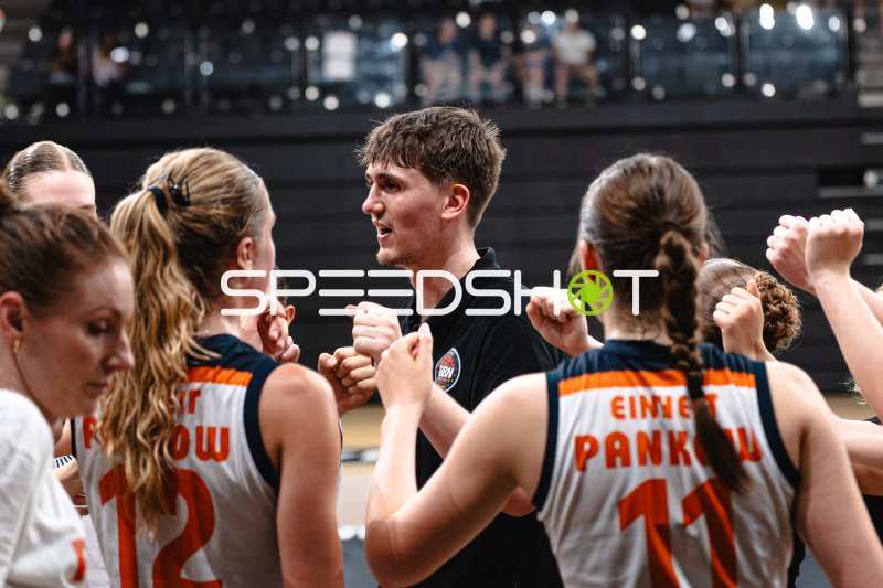 Trainer-Ansprache der SG Bernau-Berlin-Nord in der Inselpark Arena