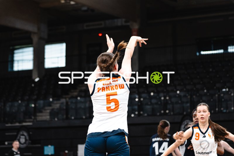 P. Weinhold (#5; SG Bernau-Berlin-Nord) beim Wurf in der Inselpark Arena