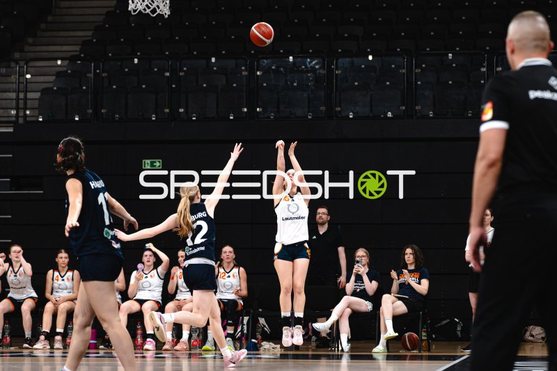 SG Bernau-Berlin-Nord Spielerin beim Sprungwurf gegen Hamburg Bergedorf Eimsbüttel