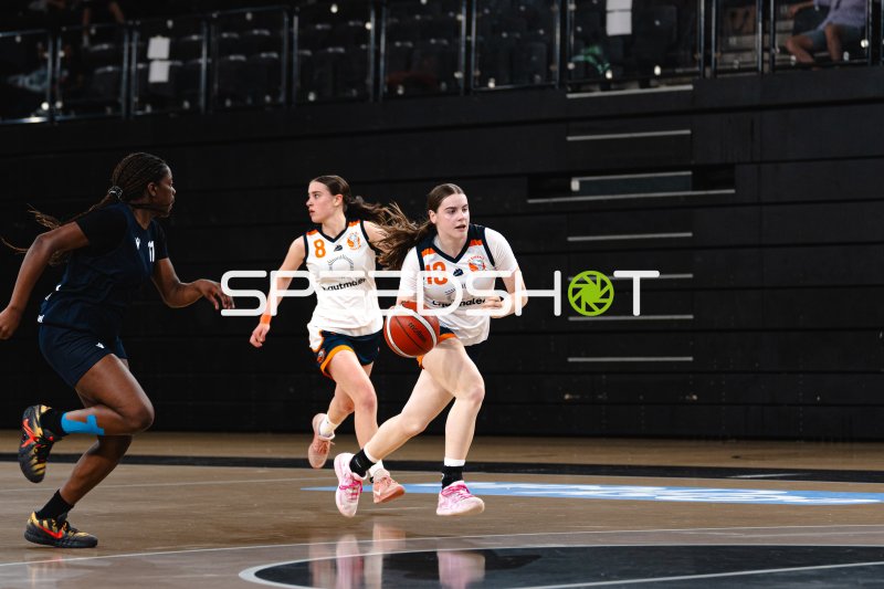 Spielerin (#13; Hamburg Bergedorf Eimsbüttel) im Fastbreak in der Inselpark Arena