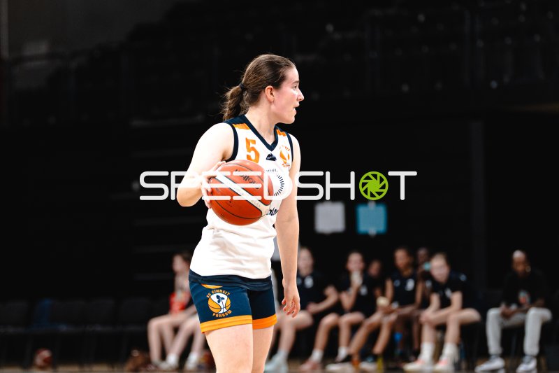 Spielerin (#5; SG Einheit Pankow) mit Ball in der Inselpark Arena