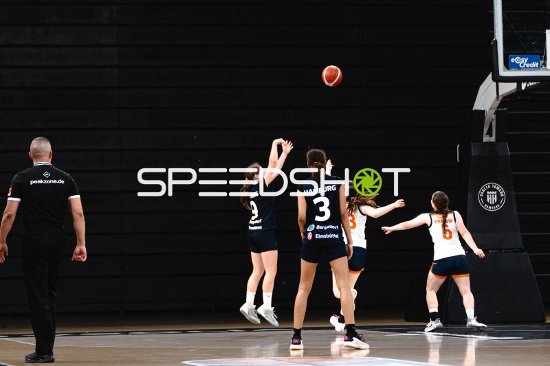 Hamburg Bergedorf Eimsbüttel (#9) beim Sprungwurf in der Inselpark Arena