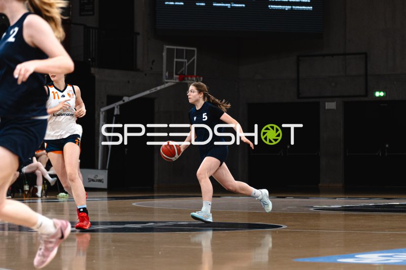 P. Weinhold (#5; SG Bernau-Berlin-Nord) mit Ball im Angriff