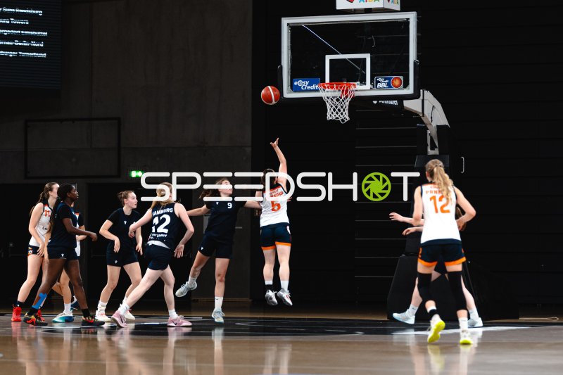 P. Weinhold (#5; SG Bernau-Berlin-Nord) beim Korbwurf in der Inselpark Arena