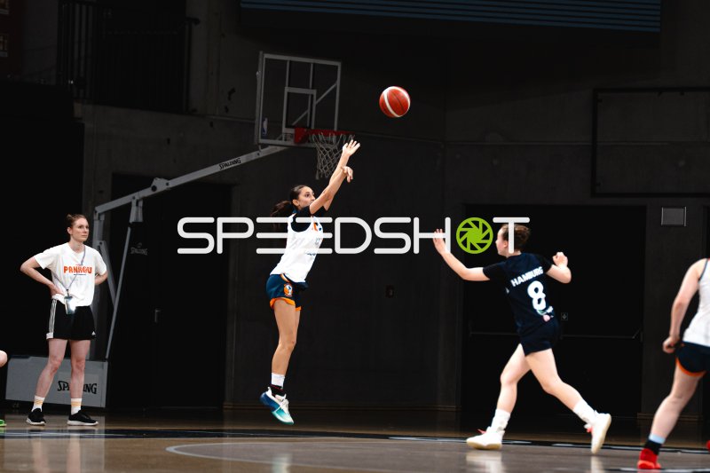 Spielerin von SG Bernau-Berlin-Nord beim Sprungwurf gegen Hamburg Bergedorf Eimsbüttel