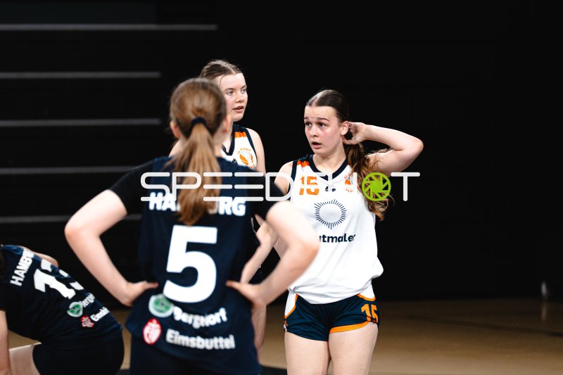 L. Schlizio (#15; SG Bernau-Berlin-Nord) im Gespräch mit Hamburg Bergedorf Eimsbüttel