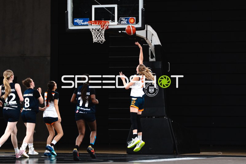 L. Bulla (#12; SG Bernau-Berlin-Nord) mit Korbleger in der Inselpark Arena