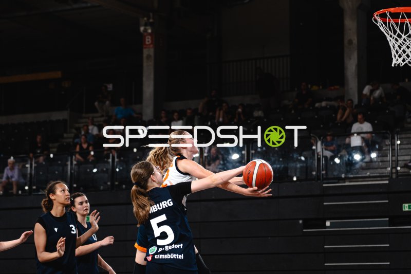 Korblegeangriff einer SG Bernau-Berlin-Nord Spielerin unter dem Korb