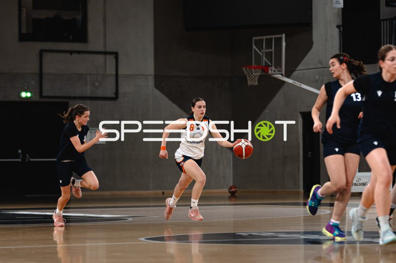 L. Fraesdorf (#8; SG Bernau-Berlin-Nord) beim Dribbling in der Inselpark Arena