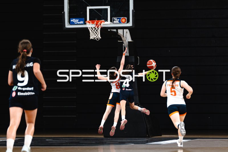 Spielerin (#4; Hamburg Bergedorf Eimsbüttel) beim Korbleger gegen SG Bernau-Berlin-Nord