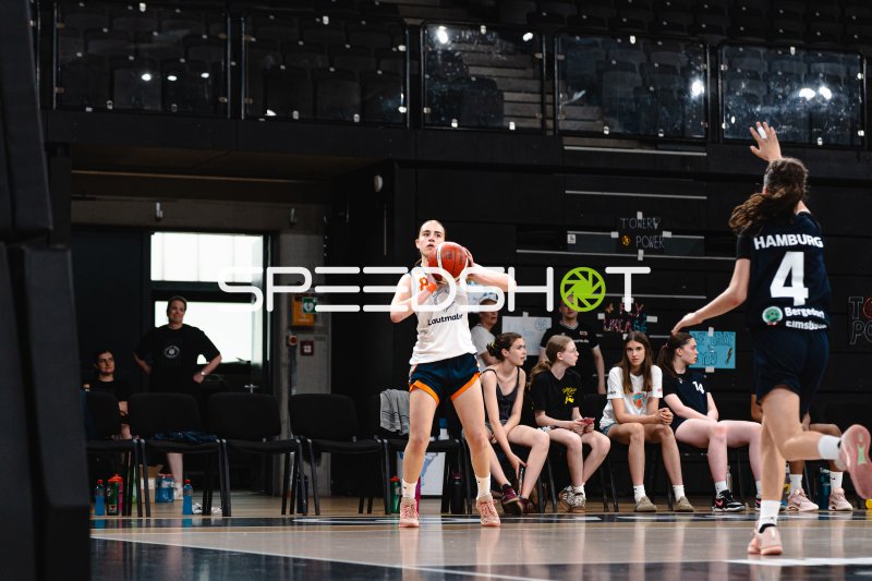 Spielerin von SG Bernau-Berlin-Nord beim Wurfversuch in der Inselpark Arena