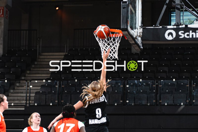Hamburg Towers (#9) mit Layup an den Korb in der Inselpark Arena
